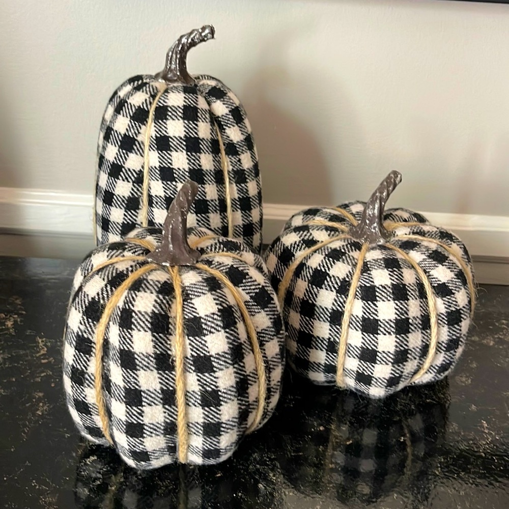 3 Black and white checkered pumpkins decor !